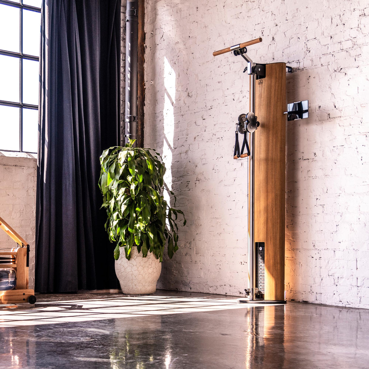 |NoHrdSlimBeamOakCableMachineInLifestyle|